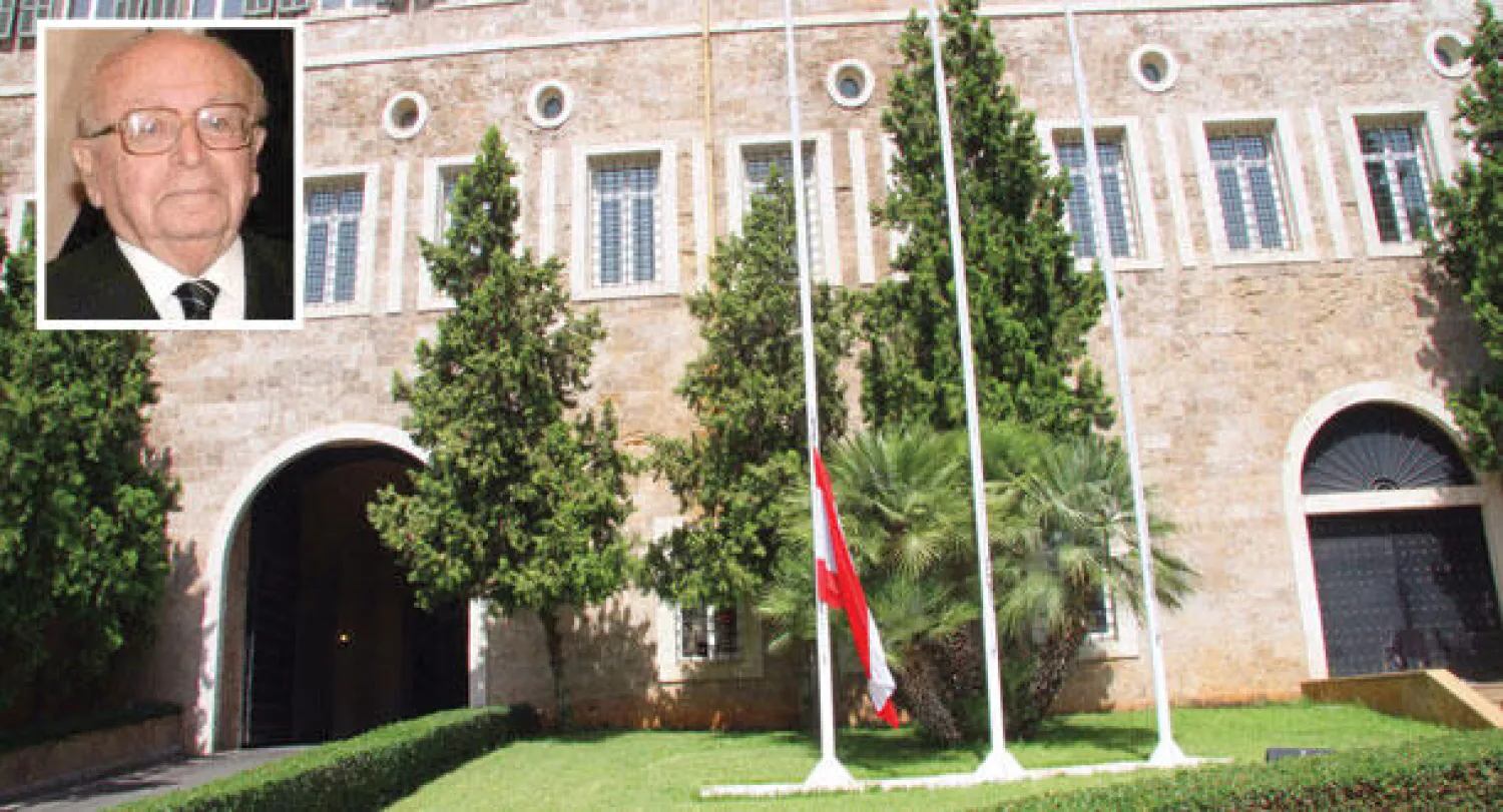 العلم اللبناني منكسا أمام السراي الحكومي أمس (دالاتي ونهرا) وفي الاطار صورة للراحل رشيد الصلح