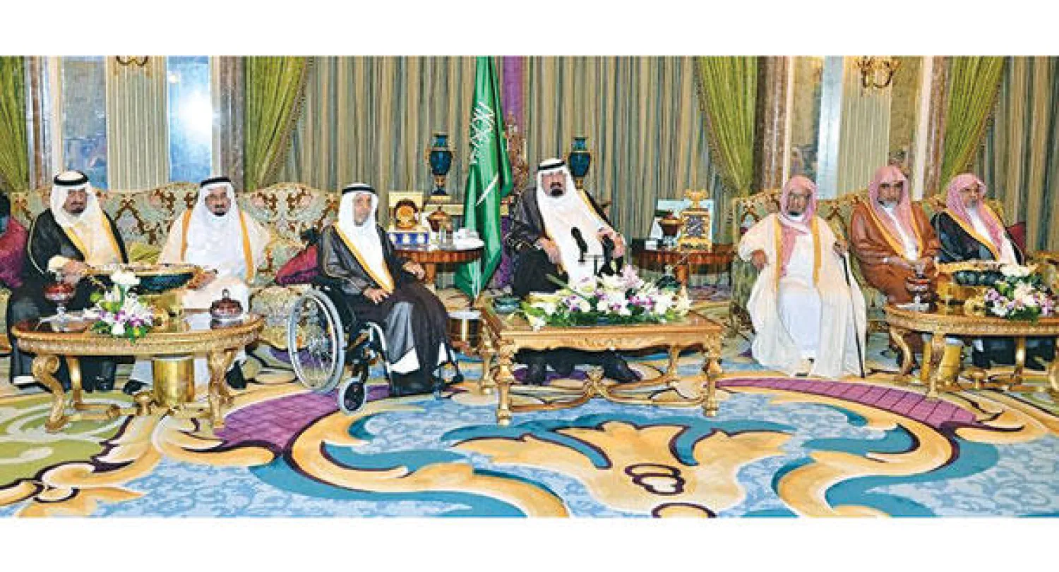 خادم الحرمين الشريفين لدى استقباله المهنئين بشهر رمضان المبارك (واس)