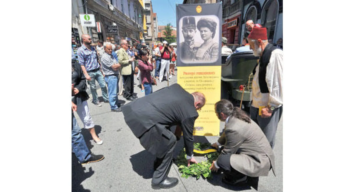 أعضاء من ممثلة «ملكيات أوروبا الوسطى» يضعون وردا أمام صورة للأرشيدوق فرنسوا فرديناند وزوجته صوفي في ذكرى اغتيالهما قبل قرن في سراييفو أمس (أ.ف.ب)