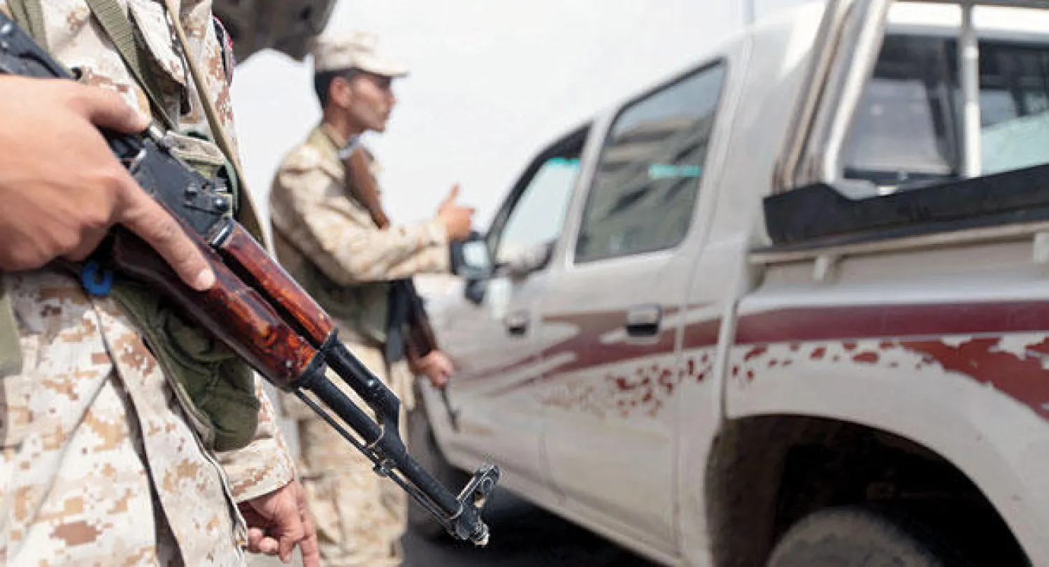 جنود يمنيون في نقطة تفتيش بعد مواجهات بين مسلحين وموالين للحكومة قرب العاصمة صنعاء أمس (روتيرز)