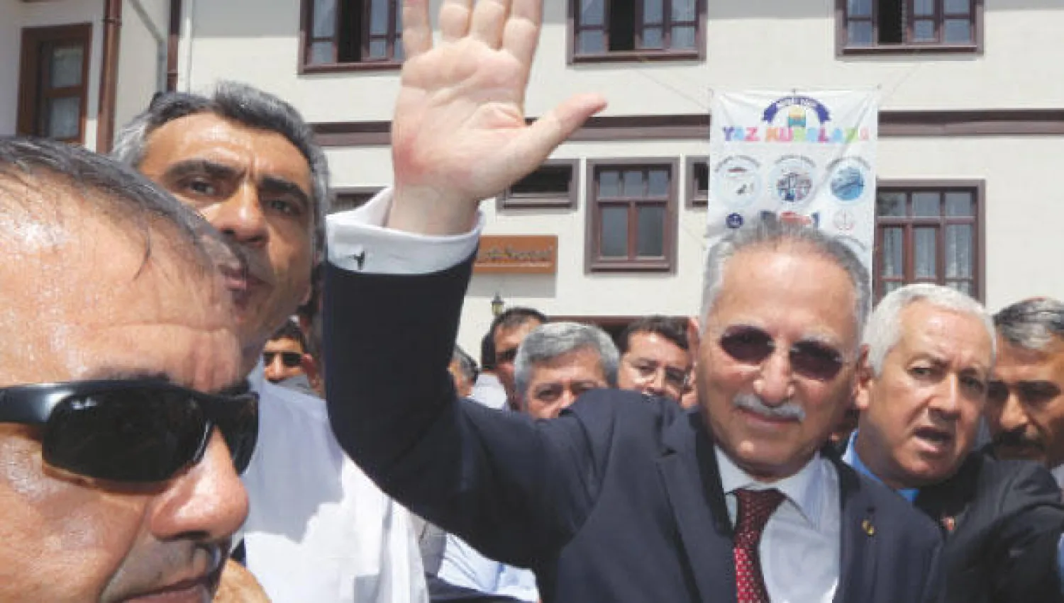 المرشح للرئاسة التركية أكمل الدين إحسان أوغلي يحيي مؤيديه