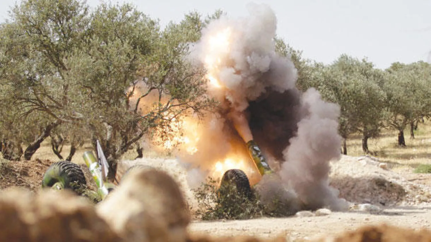 صاروخ لحظة إطلاقه من قبل الجيش السوري الحر باتجاه القوات الحكومية في الحميدية جنوب إدلب (رويترز)