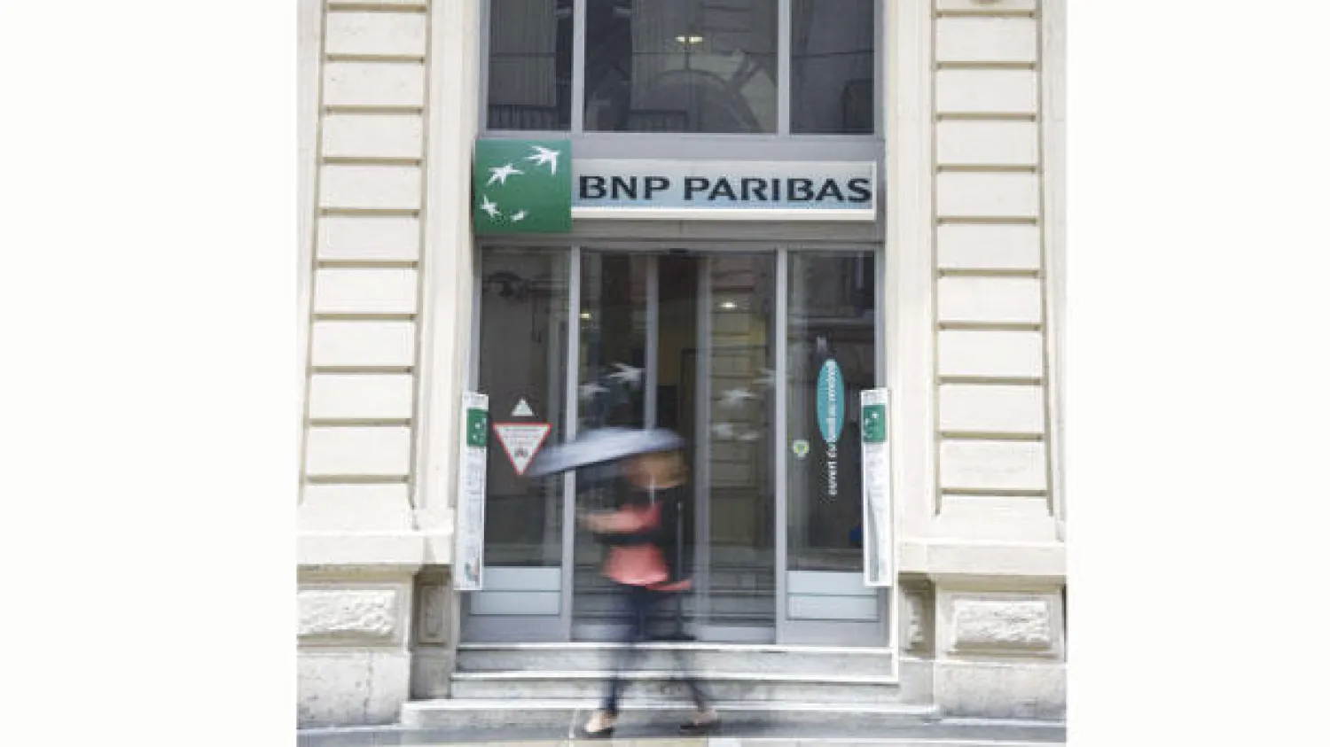 أحد فروع بنك «بي إن بي باريبا» في مدينة مونبيلييه الفرنسية (أ.ف.ب)