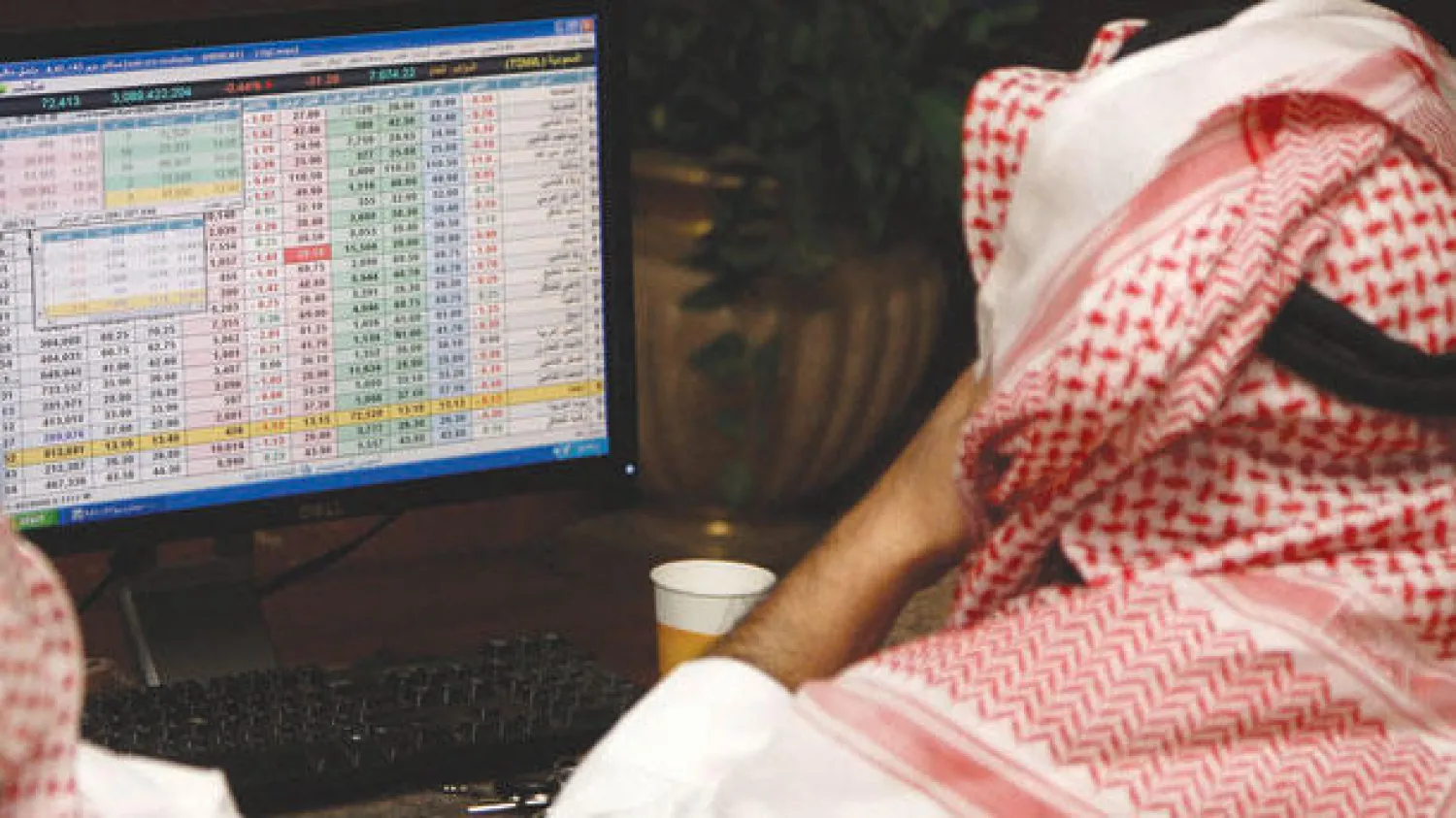السيولة النقدية المتداولة في سوق الأسهم السعودية تراجعت يوم أمس إلى 1.2 مليار دولار ({الشرق الأوسط})