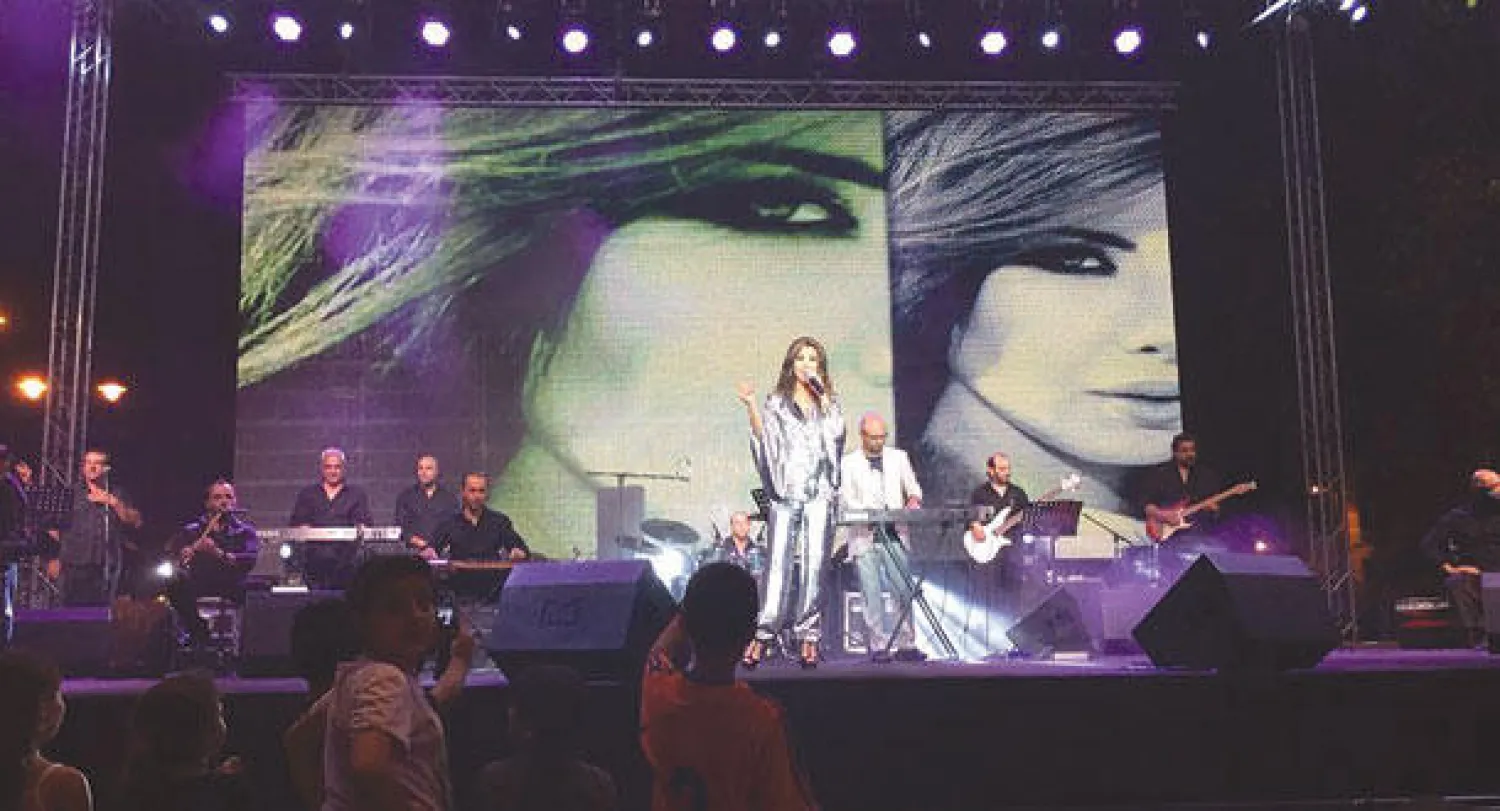 نانسي عجرم تغني على مسرح ساحة ساسين