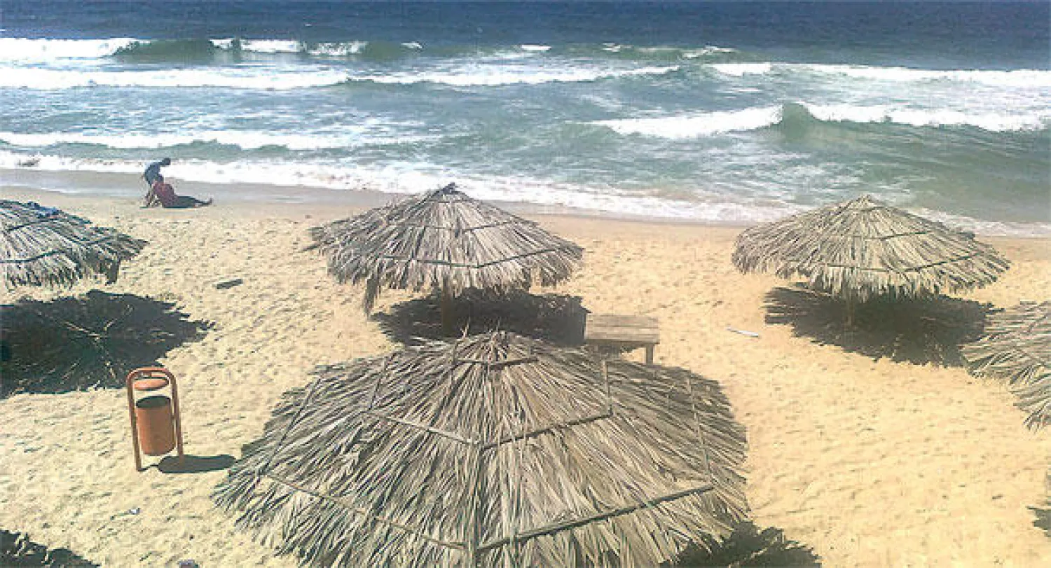 الفلسطينيون يتطلعون إلى شواطئ غزة الرملية للراحة من مشاق الحياة