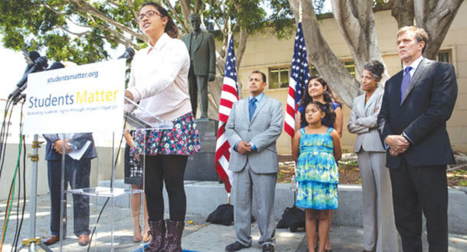 جوليا ماكياس وهي واحدة من بين تسعة طلاب حركوا الدعوى ضد ولاية كاليفورنيا في مؤتمر صحافي الأسبوع الماضي (نيويورك تايمز)