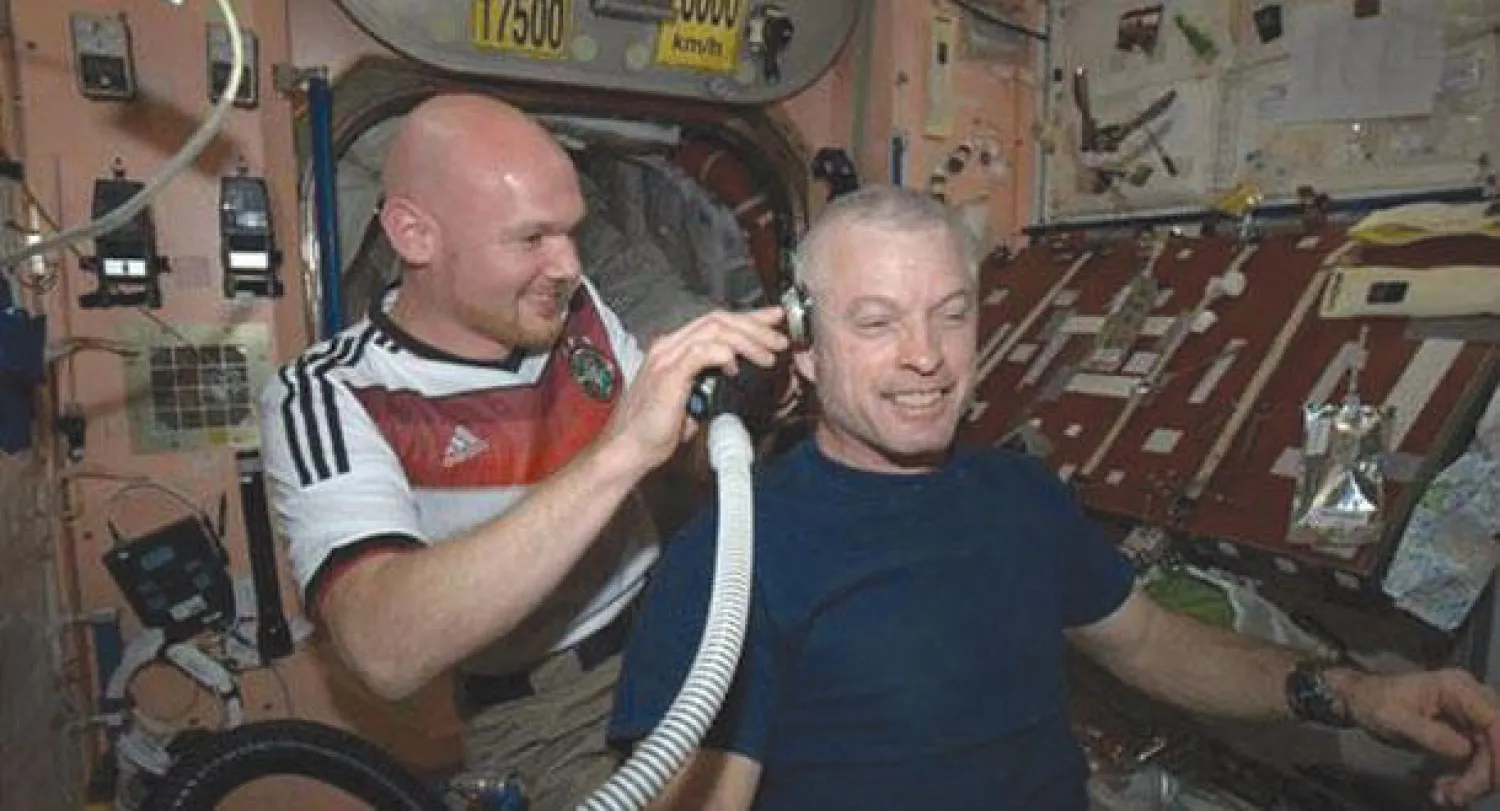 رائدا فضاء «ناسا» أثناء حلق شعر رأسيهما