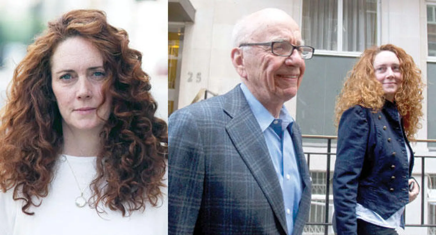 الرئيس التنفيذي لـ«نيوز كورب» أمام بيته في وسط لندن مع ريبيكا بروكس (ابنته المدللة) صورة تعود إلى عام 2011 (أ.ف.ب)  -  ريبيكا بروكس (رويترز)