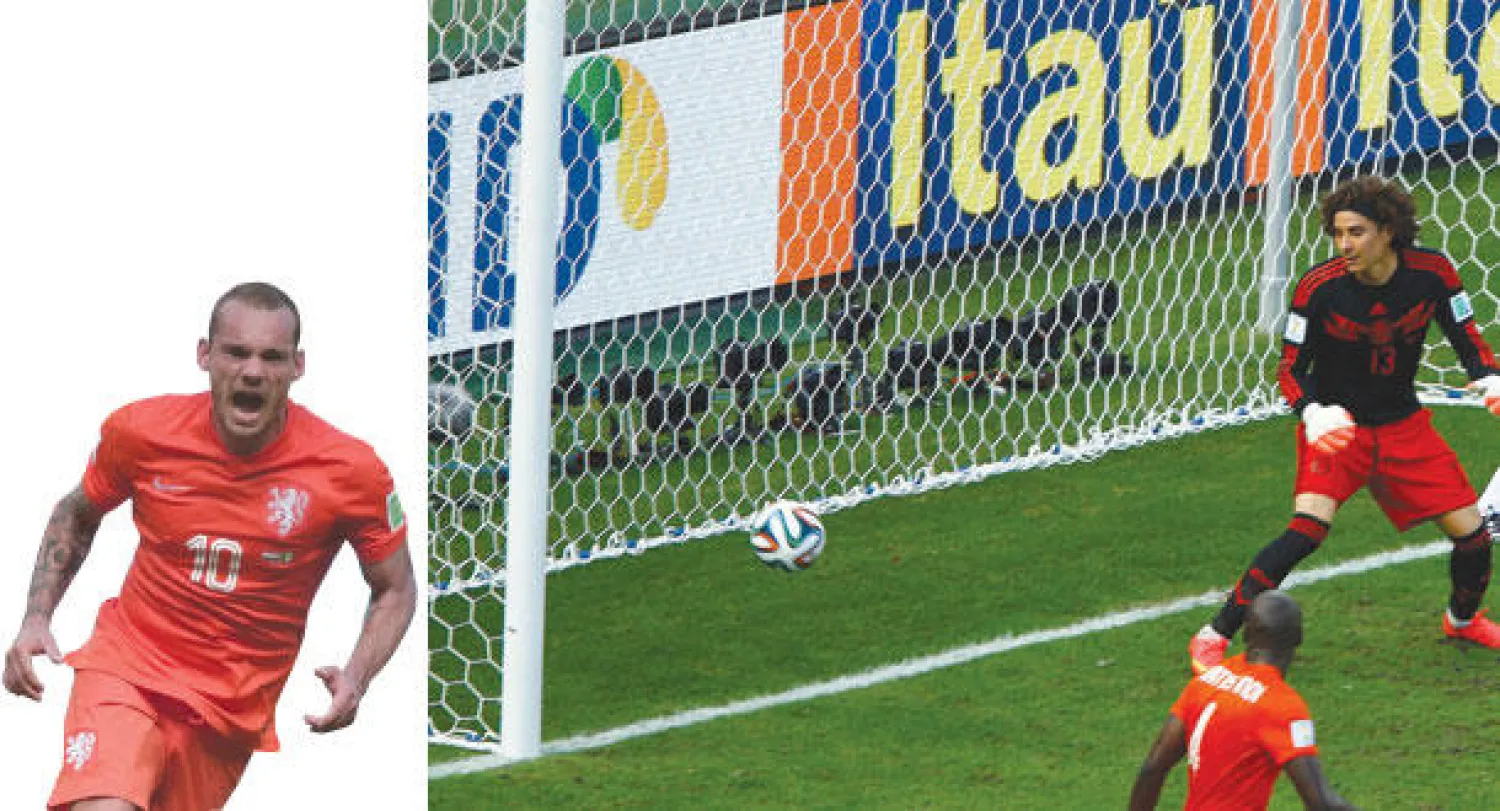 أوشاوا حارس المكسيك ينظر للكرة التي سددها شنايدر وهي تسكن شباكه (رويترز)