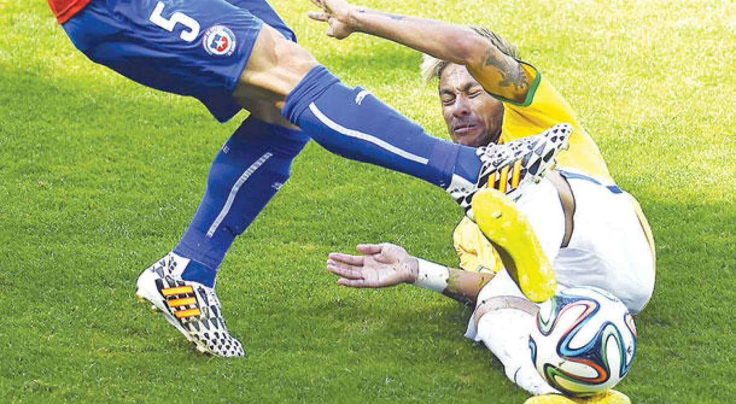 نيمار يتعرض لدخول عنيف من لاعب تشيلي في مباراة المنتخبين أول من أمس (أ.ف.ب)