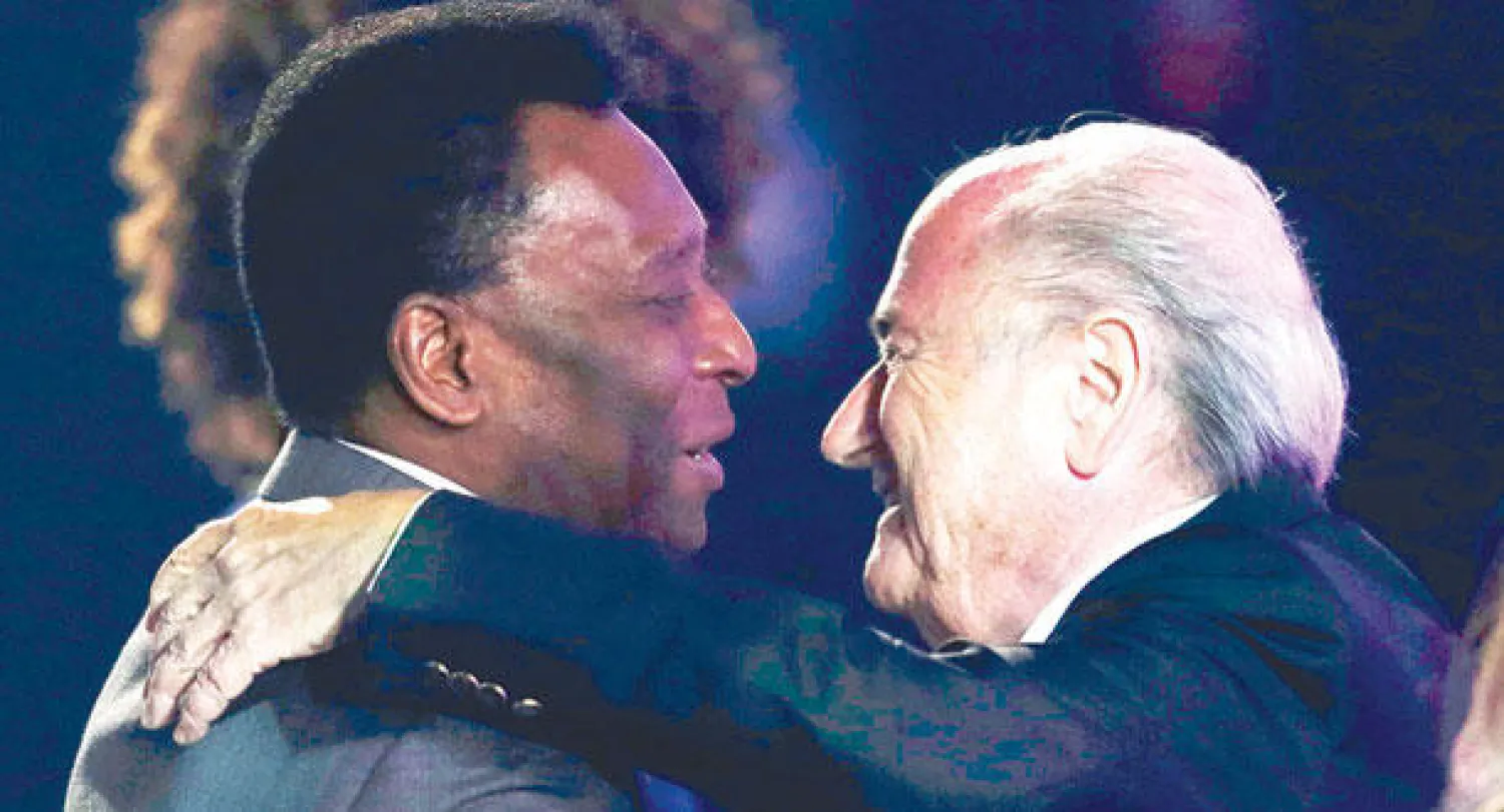 مارادونا اتهم بيليه بالوقوف «باطلا» إلى جانب بلاتر