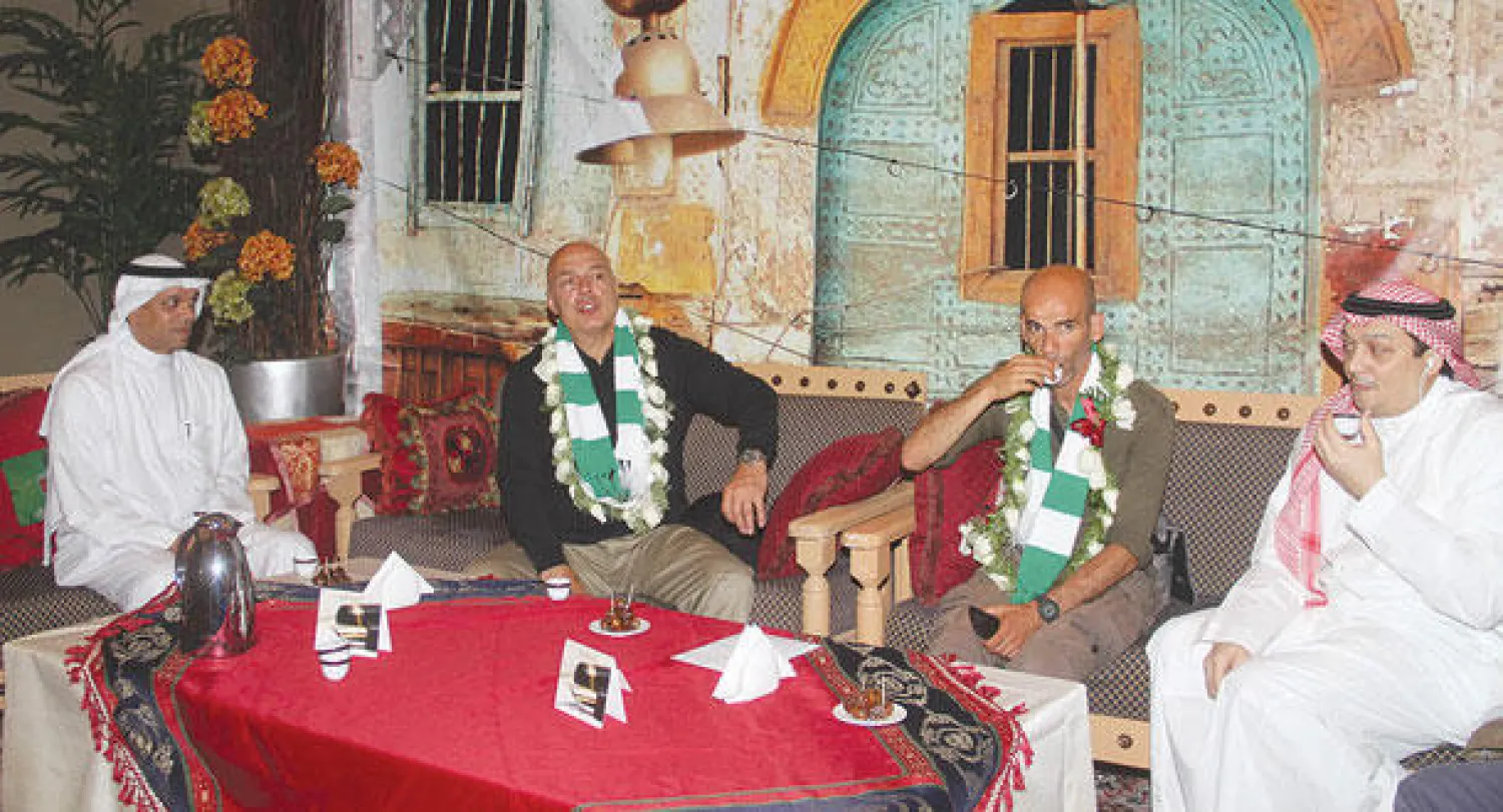 غروس ومساعده يتناولان القهوة العربية فور وصولهما إلى جدة