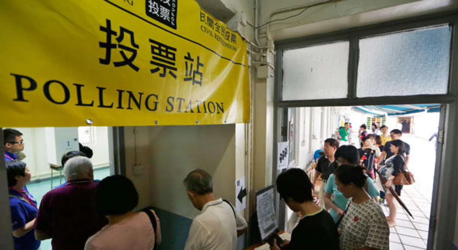 مواطنون من هونغ كونغ يدلون بأصواتهم  لاستفتاء غير رسمي على إصلاحات ديمقراطية أمس (أ.ب)