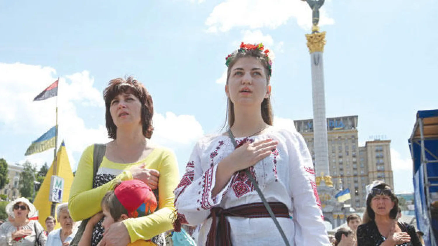 محتجات أوكرانيات وسط العاصمة كييف أمس (إ.ب.أ)