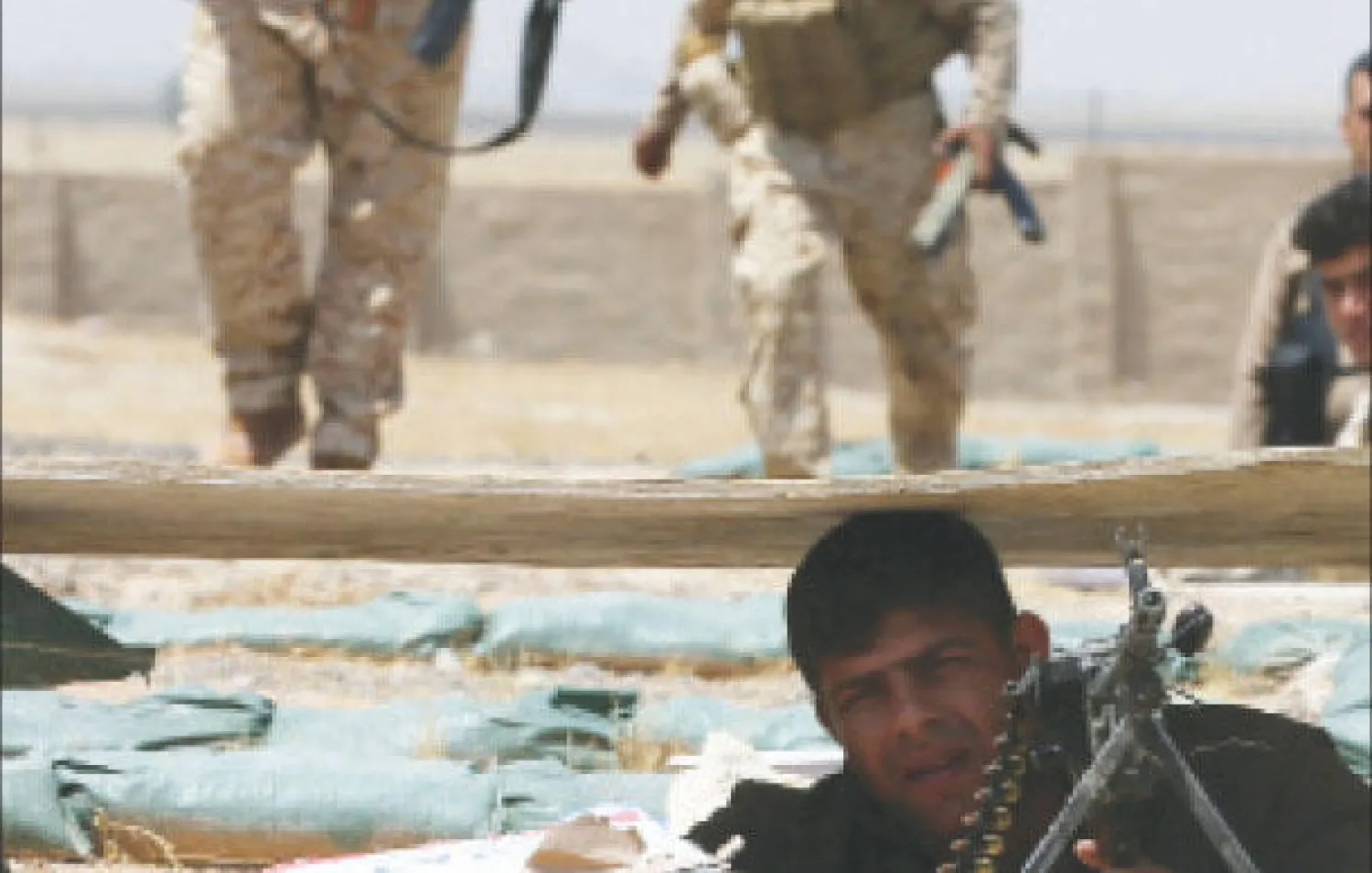 عناصر في البيشمركة الكردية خلال مواجهة مع مسلحي «داعش» في قرية بشير التركمانية الشيعية إلى الجنوب من كركوك أمس (أ.ف.ب)