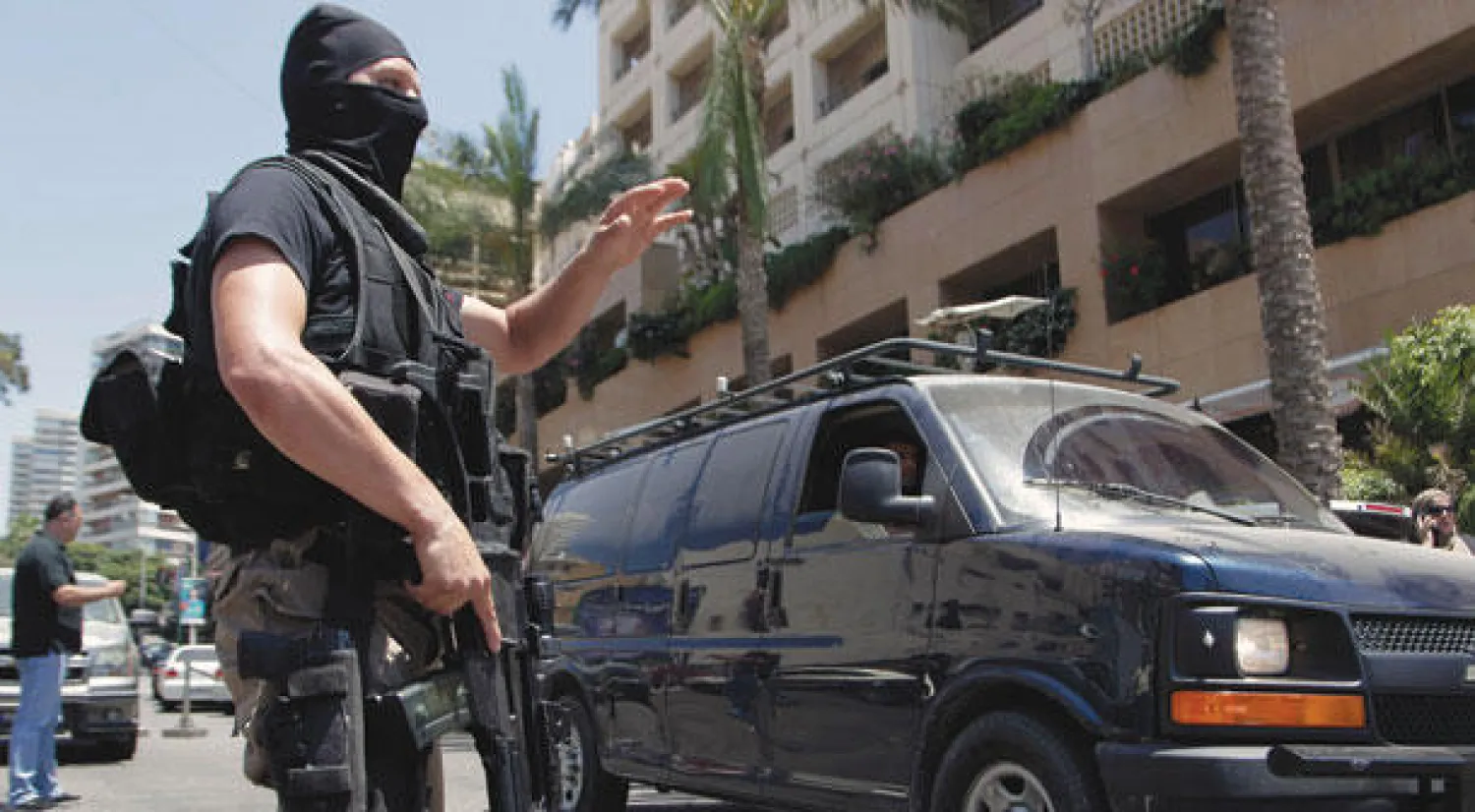 اللبنانيون يعيشون أجواء العنف مجددا لكنهم سرعان ما يتأقلمون مع الواقع (أ.ب)