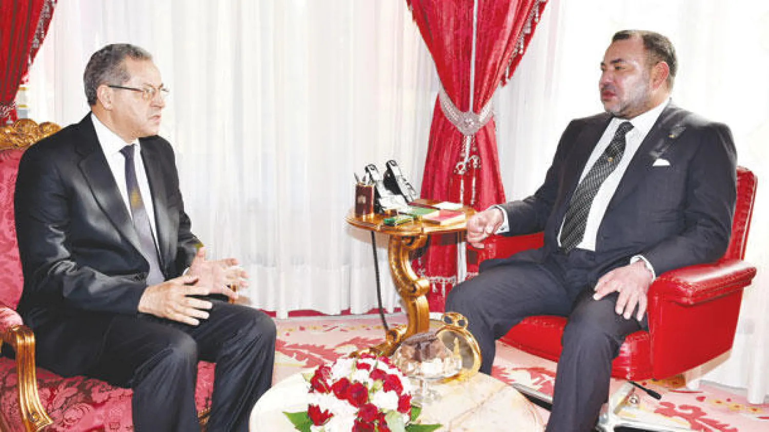 الملك محمد السادس لدى استقباله محند العنصر ( ماب)