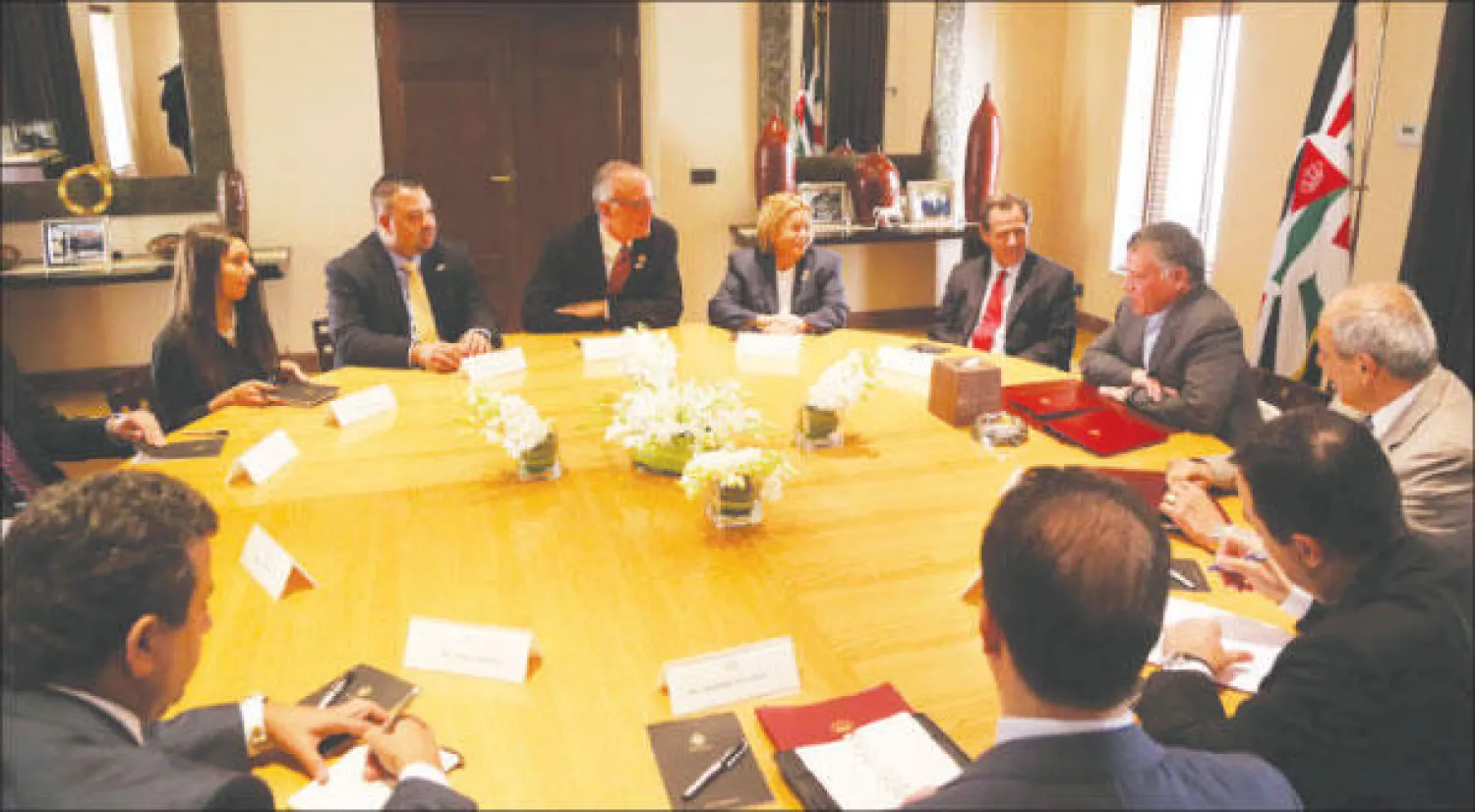 جانب من لقاء العاهل الأردني الملك عبد الله الثاني بوفد من الكونغرس الأميركي في عمان أمس (بترا)