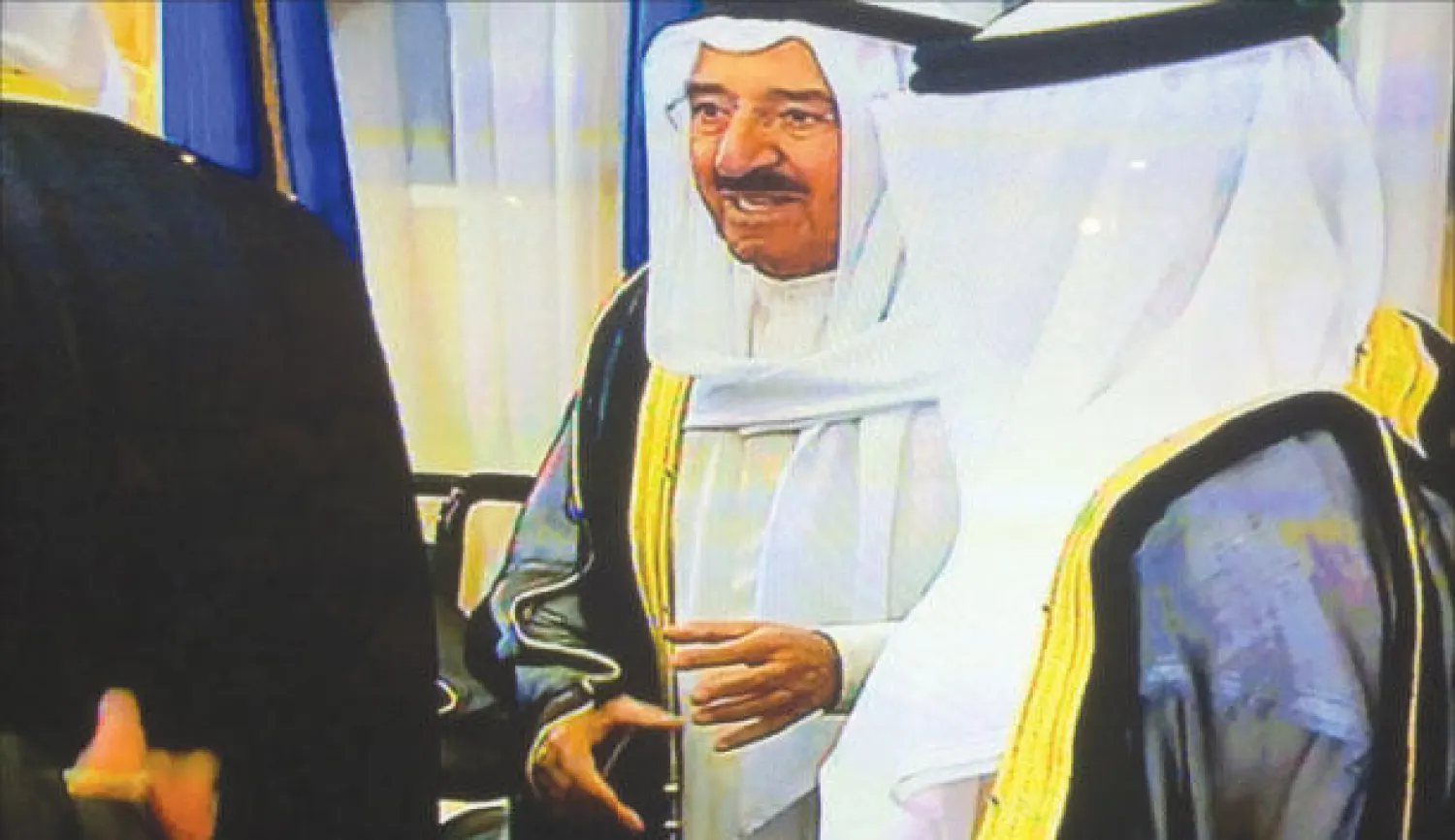 الشيخ صباح الأحمد مستقبلا المهنئين بحلول شهر رمضان بديوان أسرة الصباح في قصر بيان أمس («الشرق الأوسط»)