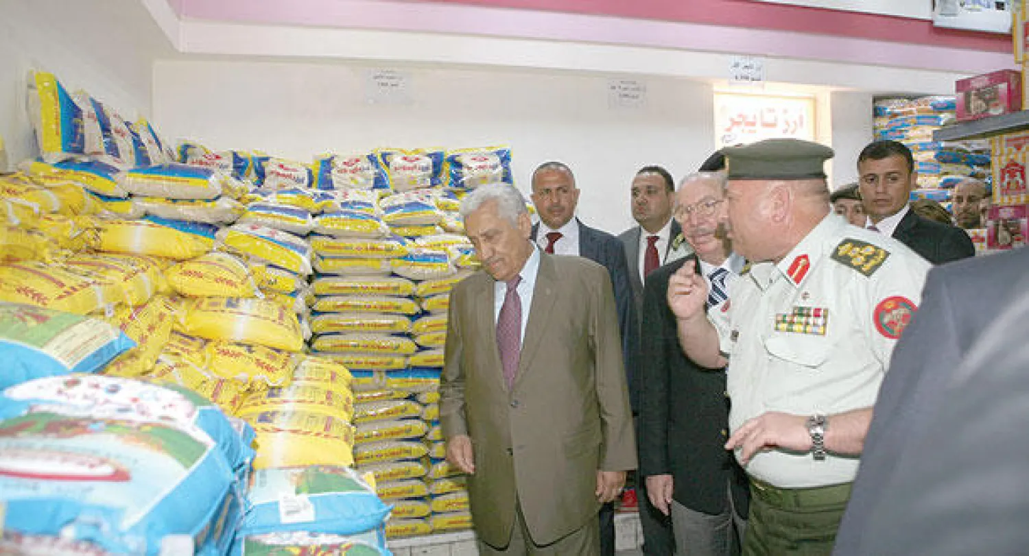 النسور يزور أسواق السلام التابعة للمؤسسة العسكرية الاستهلاكية في عمان