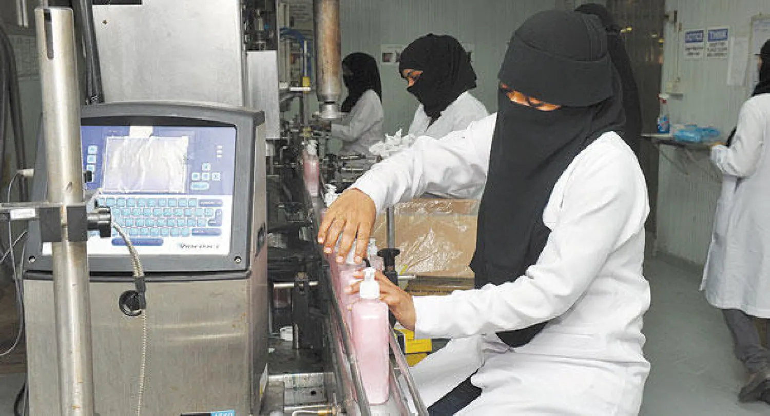 تعتزم وزارة العمل فرض عقوبات ضد المخالفين لشروط تأنيث المحال النسائية («الشرق الأوسط»)