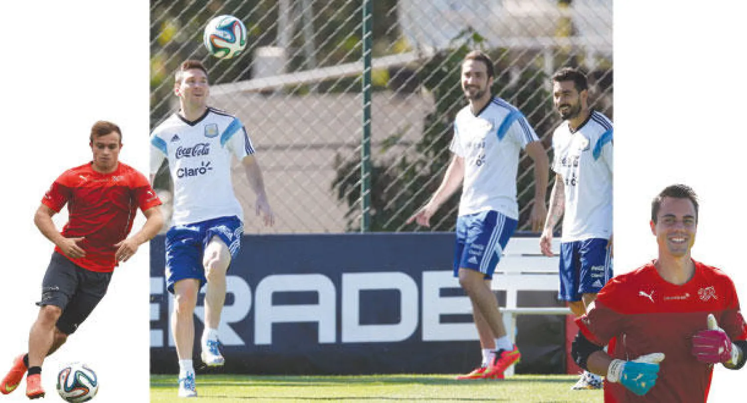 الحارس السويسري بيناليو (أ.ف.ب)  -  ميسي يستعرض بالكرة بجوار هيغواين ولافيتزي خلال تدريب الأرجنتين لمواجهة سويسرا (أ.ب)  -  شاكيري نجم سويسرا الذي تعقد عليه الآمال في مواجهة الأرجنتين (أ.ف.ب)