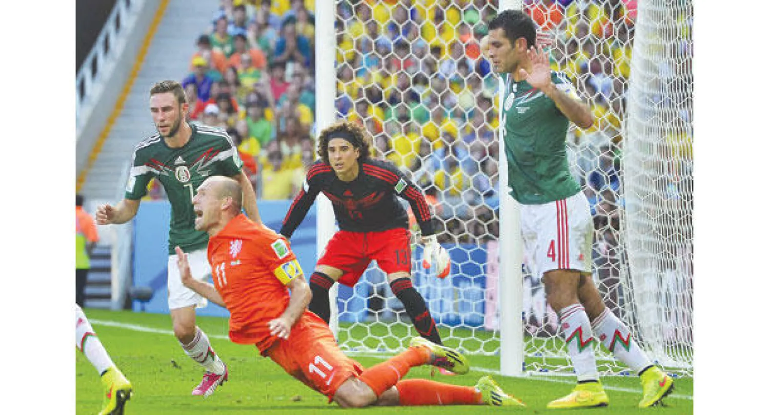 لقطة للجزائية التي سجلت من خلالها هولندا هدف الفوز أمام المكسيك (أ.ف.ب)