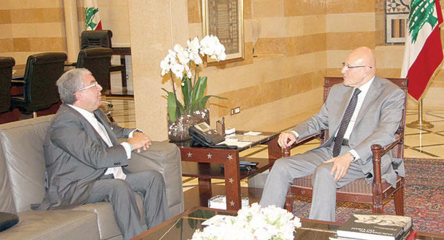 رئيس الحكومة اللبنانية تمام سلام لدى لقائه وزير الداخلية نهاد المشنوق في بيروت أمس (تصوير: دلاتي ونهرا)