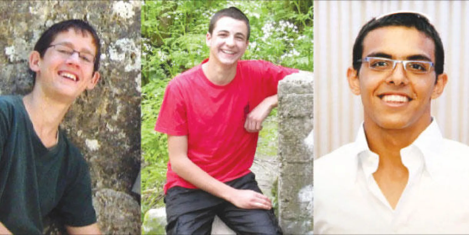 الشبان الإسرائليون الثلاثة الذين أعلنت قوات الأمن الإسرائيلية أمس عن اكتشاف جثثهم بعد اختفائهم في الضفة الغربية منتصف الشهر الماضي (رويترز)