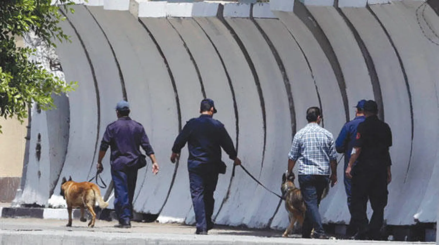 عمليات تمشيط باستخدام الكلاب المدربة بحثا عن متفجرات في محيط قصر الاتحادية بعد انفجار عبوتين ادت الى مقتل ضابطين وإصابة 13 شرطيا آخرين  امس « رويترز «
