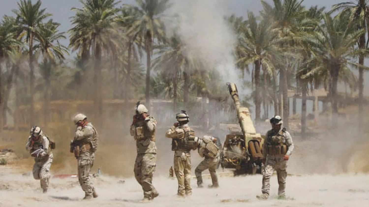 جنود عراقيون يطلقون قذيفة مدفعية خلال معارك مع مسلحي «الدولة الإسلامية» في منطقة جرف الصخر جنوب بغداد أمس (رويترز)