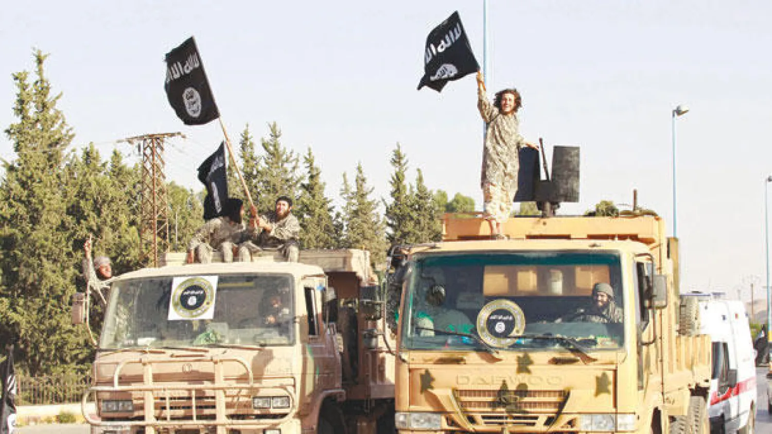 جانب من الاستعراض العسكري الذي نظمه تنظيم «داعش» في الرقة للاحتفال بإعلان «الخلافة الإسلامية» أمس (رويترز)