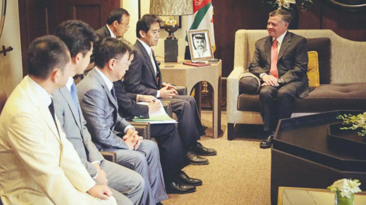 العاهل الأردني لدى لقائه وفدا برلمانيا يابانيا في عمان أمس (بترا)