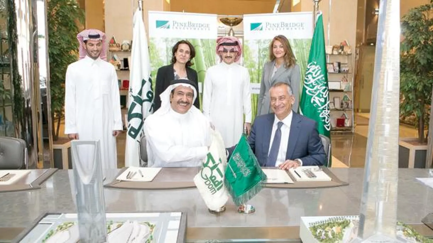 الأمير الوليد بن طلال خلال مراسم توقيع الاتفاقية بين عادل السيد وطلال الزين («الشرق الأوسط»)