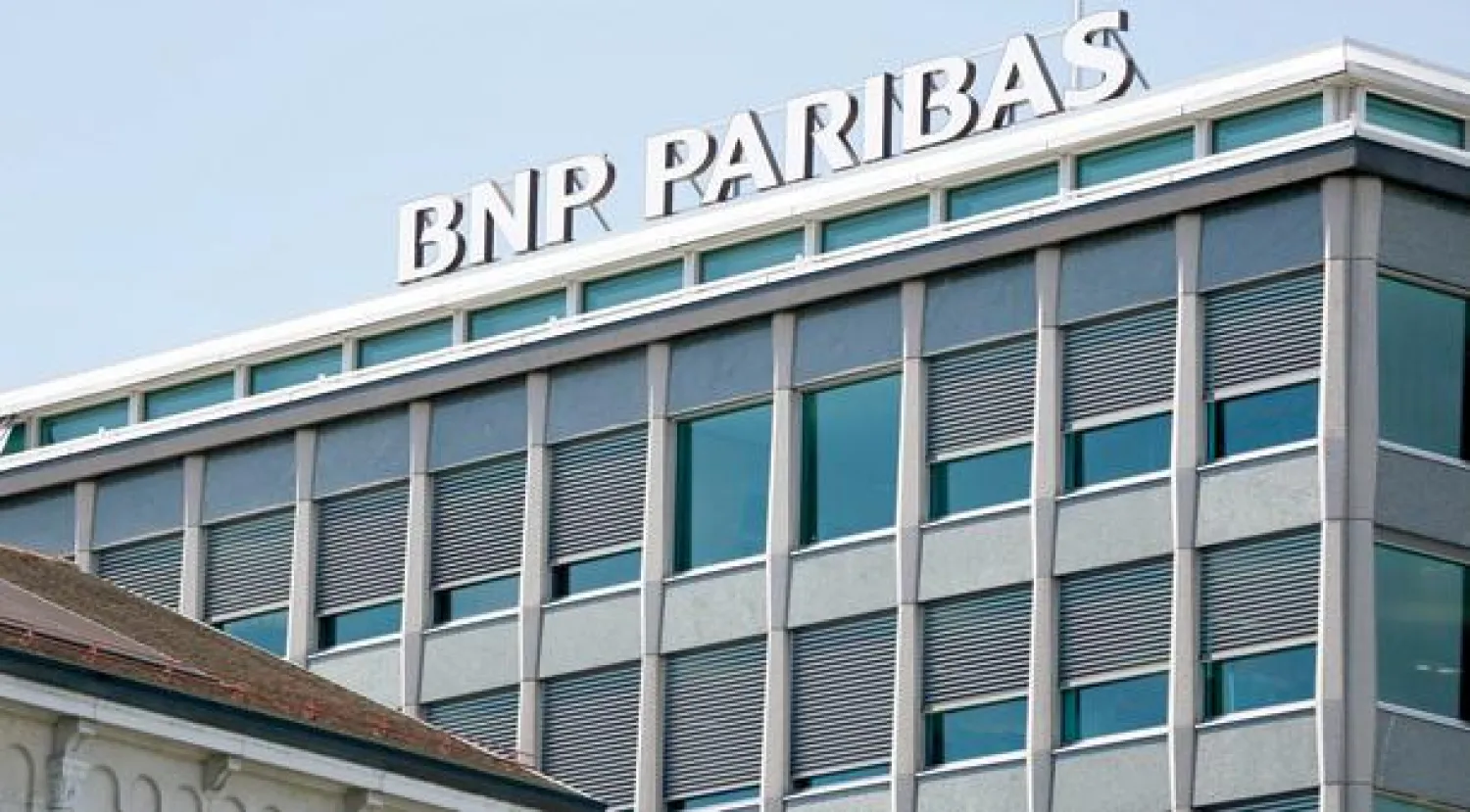 أحد مقار بنك «بي إن بي باريبا» الفرنسي في مدينة جنيف بسويسرا (رويترز)