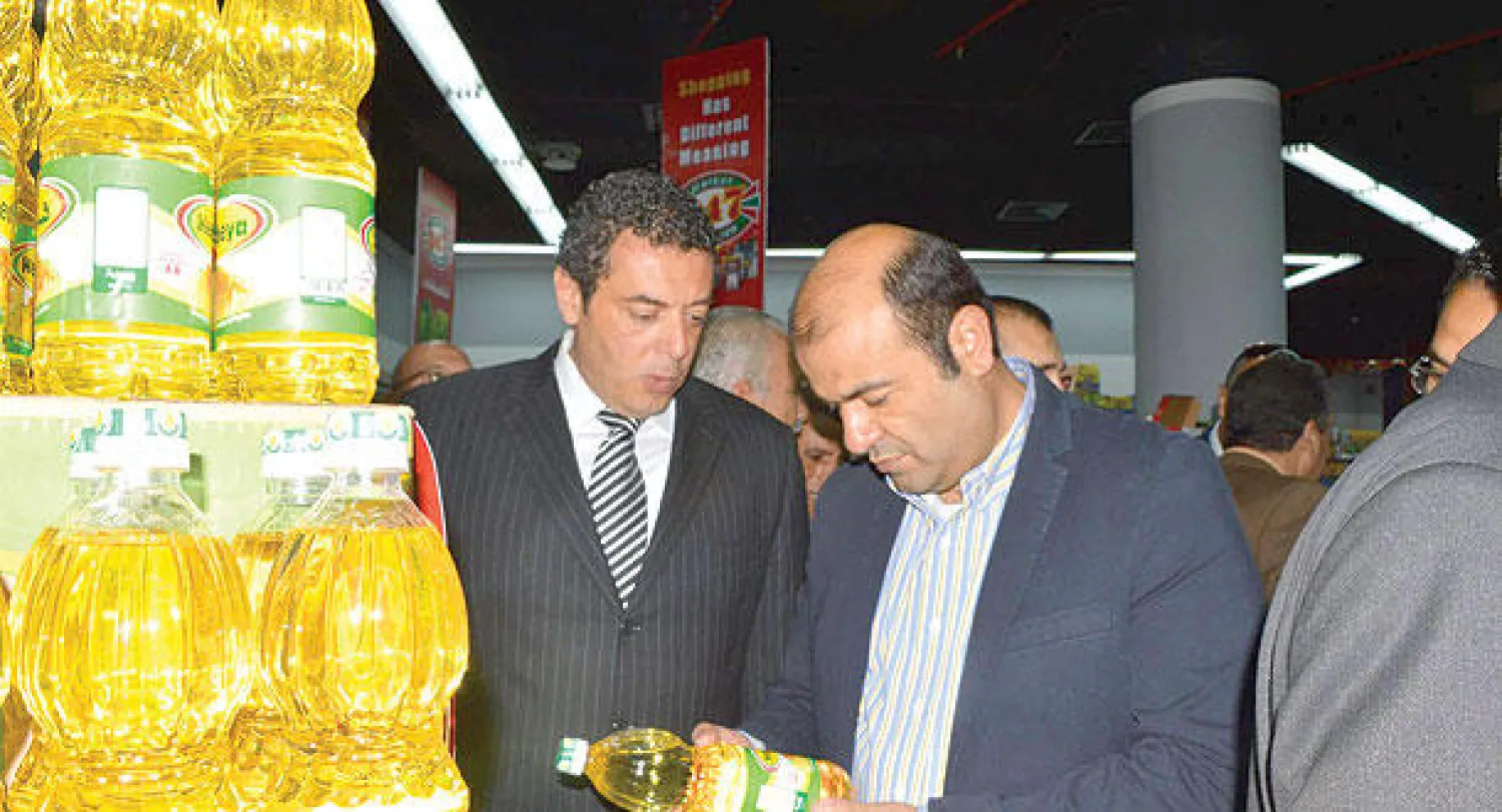 الدكتور خالد حنفي وزير التموين خلال افتتاحه إحدى الأسواق التجارية التي تقدم تخفيضات للمواطنين بمدينة «6 أكتوبر» (المصدر: الصفحة الرسمية لوزارة التموين والتجارة الداخلية على فيسبوك)