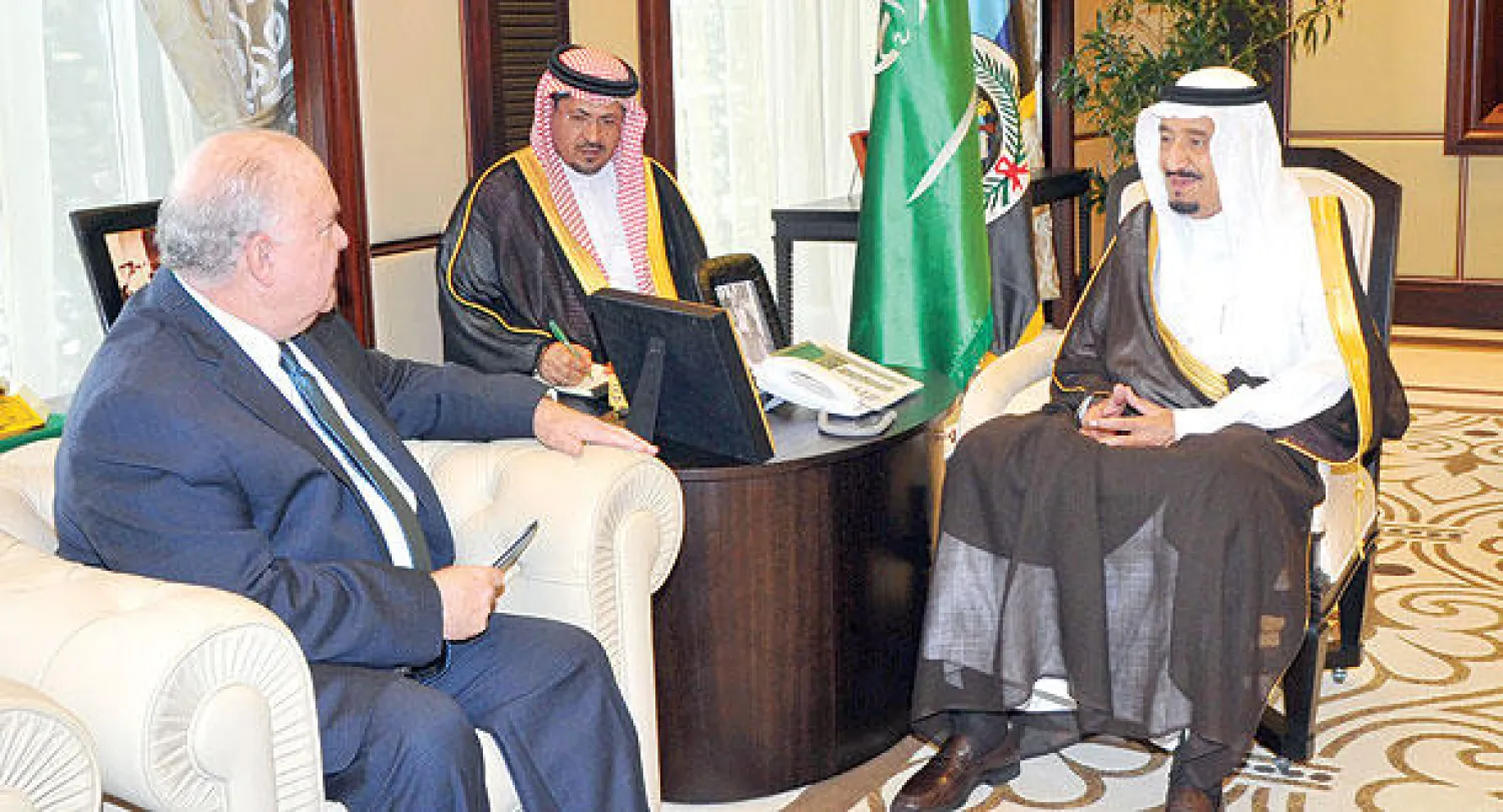 ولي العهد لدى لقائه السفير الأميركي في جدة أمس (واس)