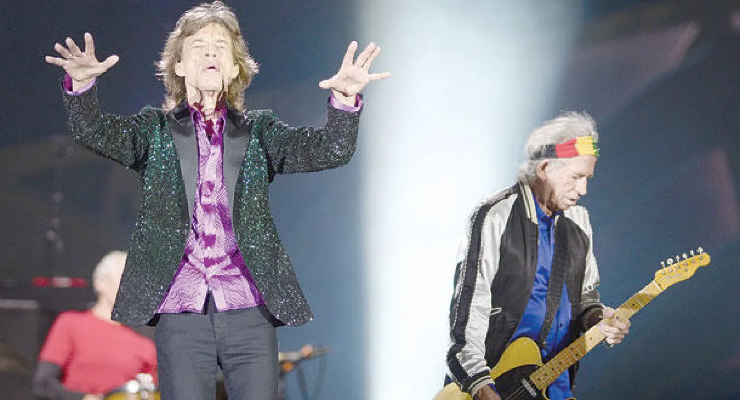 ميك جاغر نجم فريق «رولينغ ستونز» يقوم بزيارة خاصة لمتحف فريق «آبا»