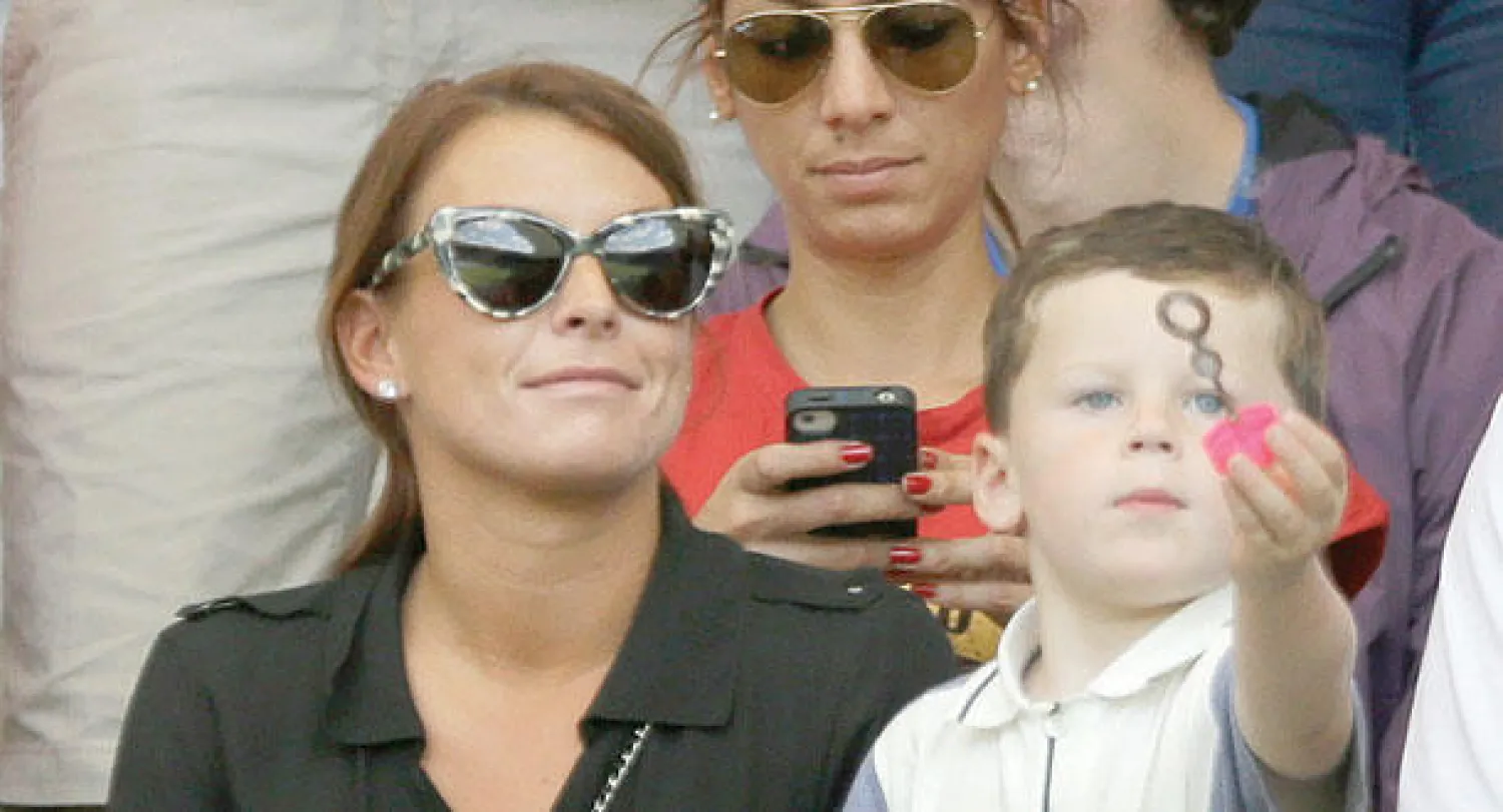 سرقة بعض محتويات حقائب سفر كولين روني في مطار هيثرو