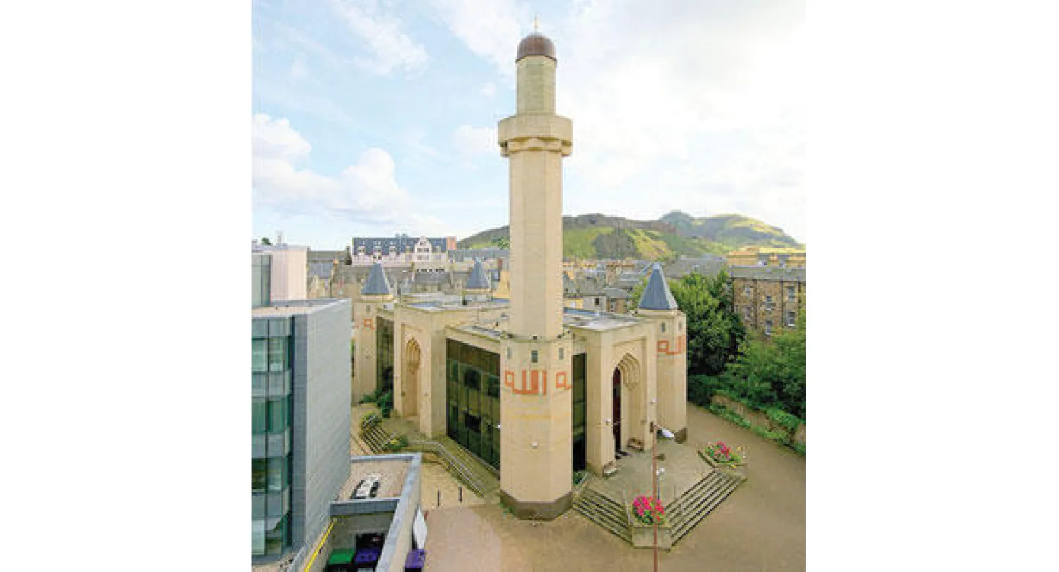 رفع الأذان في مسجد على مقربة من قرية الألعاب