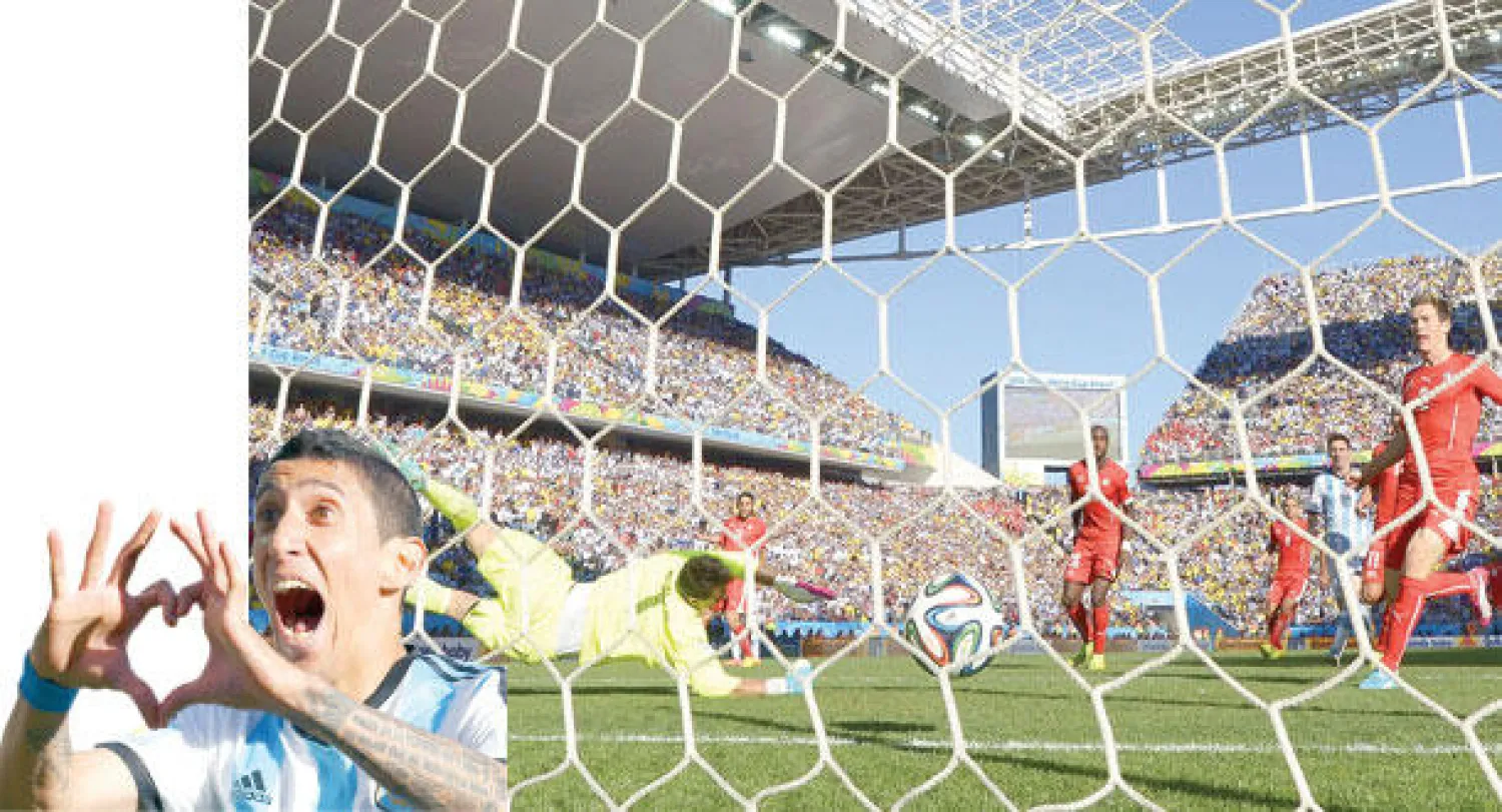 حارس المنتخب السويسري يفشل في صد تسديدة الأرجنتيني  دي ماريا (يسار) (أ.ف.ب)  -  دي ماريا بعد إحرازه هدف فوز الأرجنتين (رويترز)