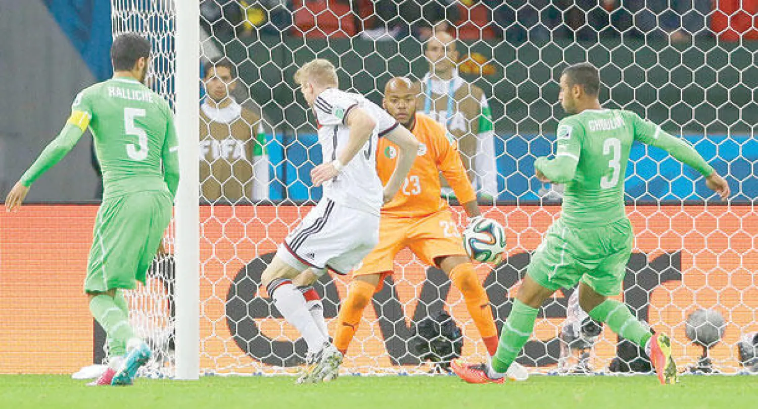 شورله نجم ألمانيا (في الوسط) يسجل بكعبه الهدف الأول في شباك الجزائر(أ.ب)