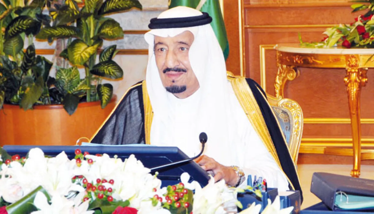 الأمير سلمان بن عبد العزيز لدى ترؤسه جلسة مجلس الوزراء في جدة أمس (واس)