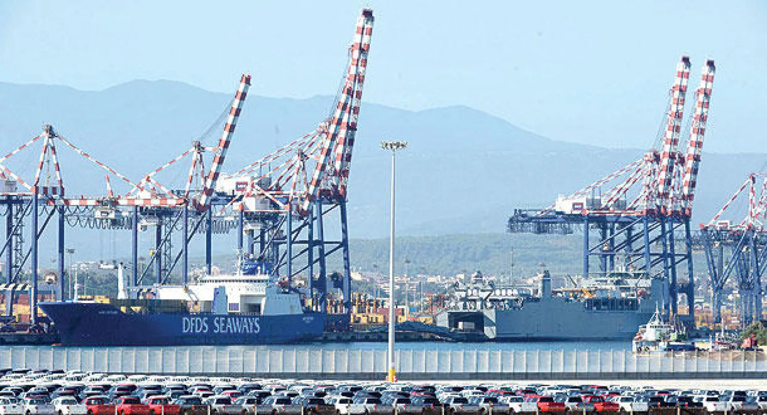 السفينة الأميركية «كيب راي» في مرفأ جيويا تاورو الايطالي، أمس، بعد تحميلها بحاويات تضم مواد واسلحة كيماوية سورية من أجل تدميرها في المياه الدولية (إ.ب.أ)