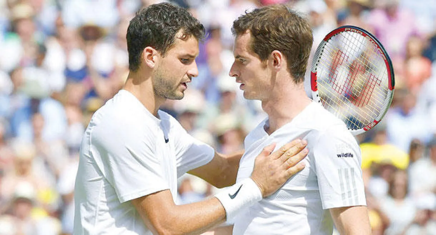 موراي يحيي ديميتروف بعد المباراة التي فاز فيها الأخير  (أ.ف.ب)