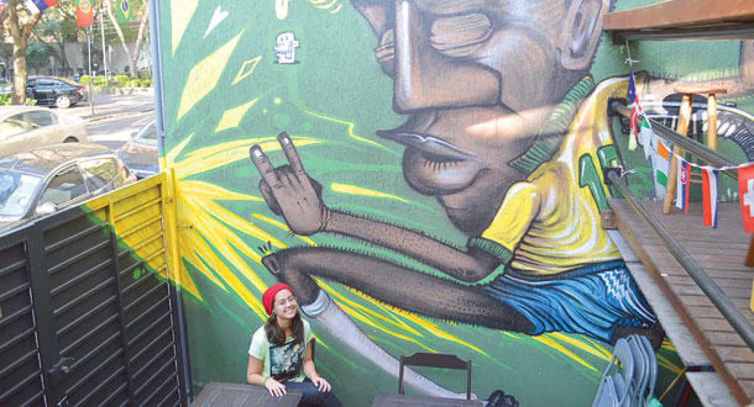 نتاليا تظهر في الساحة الخارجية للمشروع حيث شاشة العرض الجديدة («الشرق الأوسط»)