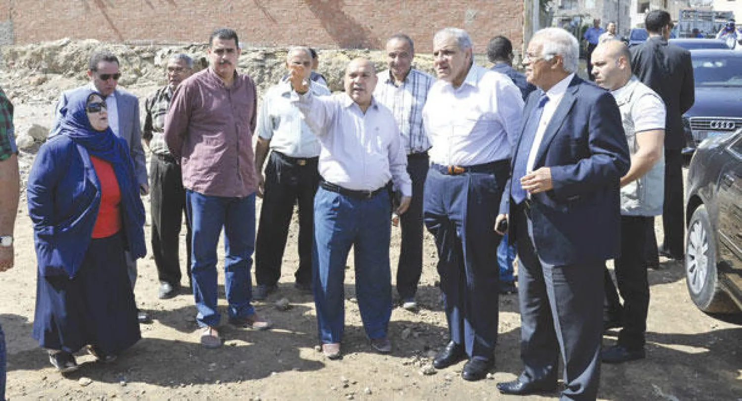 جولة رئيس الوزراء المصري إبراهيم محلب في المطرية أمس («الشرق الأوسط»)