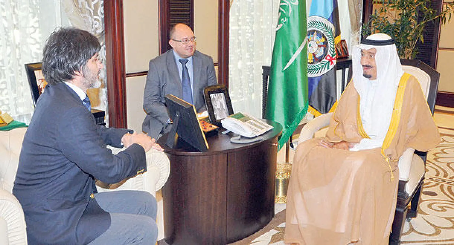 الأمير سلمان بن عبد العزيز لدى استقباله سفير البوسنة والهرسك في جدة أمس (واس)