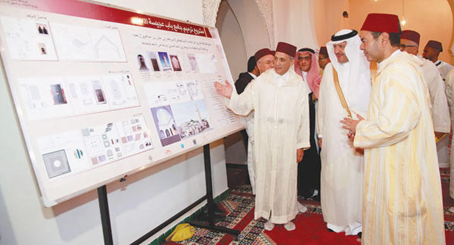 الأمير مولاي رشيد والأمير سلطان بن سلمان بن عبد العزيز خلال تدشينهما جامع باب عجيسة التاريخي مساء أول من أمس بفاس (ماب)